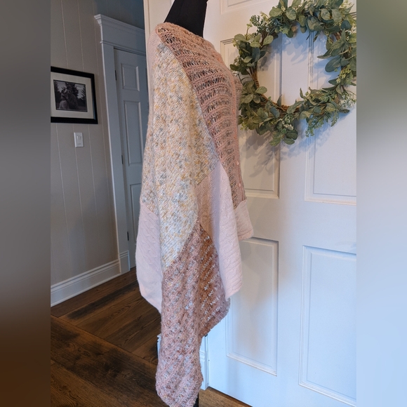 Honeybea Poncho - Picture 4 of 10